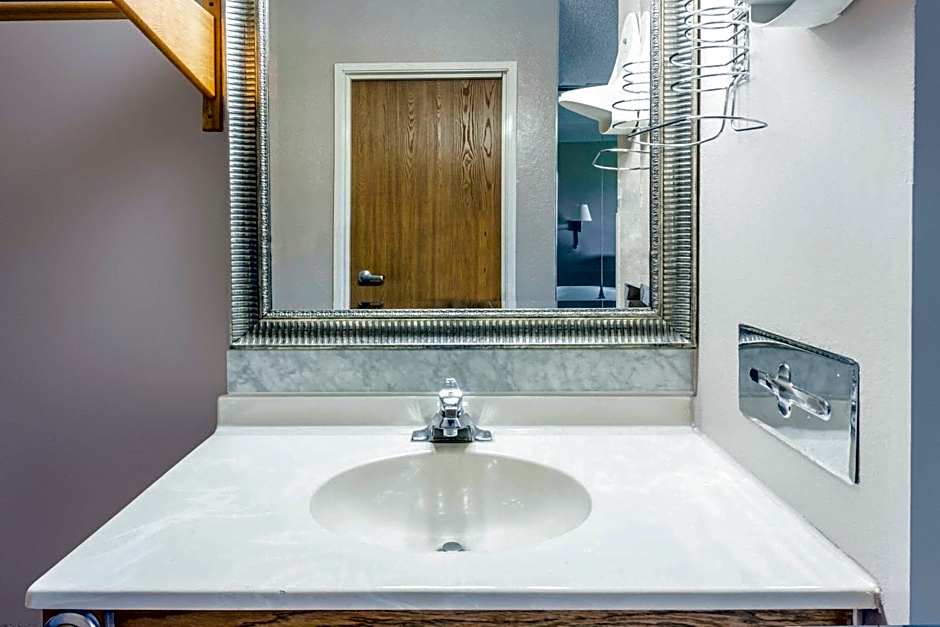 Super 8 by Wyndham Joliet I-55 N/Chicago