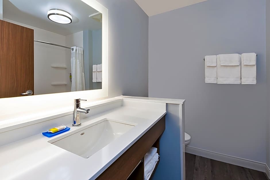 Holiday Inn Express & Suites Cedar Springs  Grand Rapids N By IHG