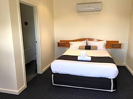 Queen Room with Spa Bath