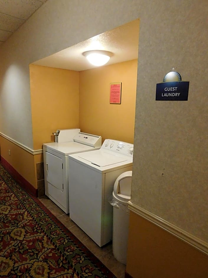Days Inn & Suites by Wyndham Cedar Rapids