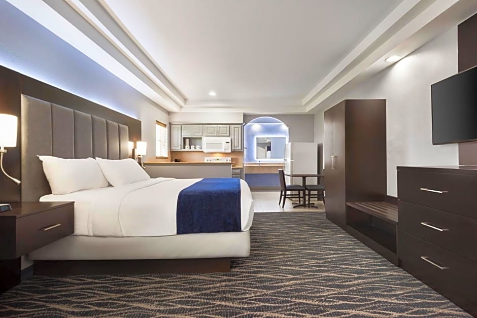 Days Inn & Suites by Wyndham Houston Hobby Airport