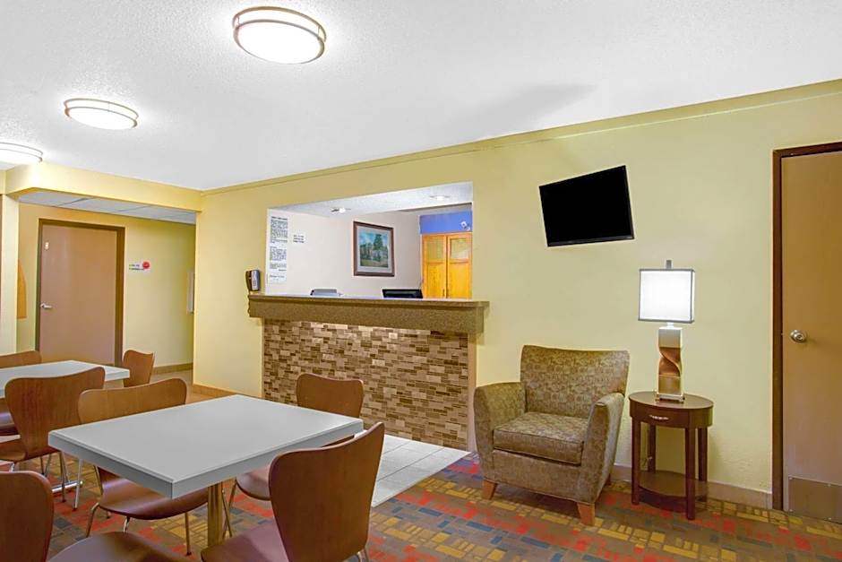 Super 8 by Wyndham Lewisburg