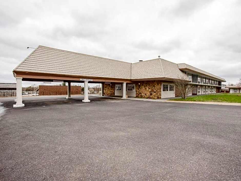 OYO Hotel Lebanon MO I-44
