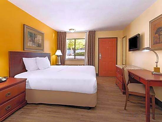 Travelodge by Wyndham Albuquerque East
