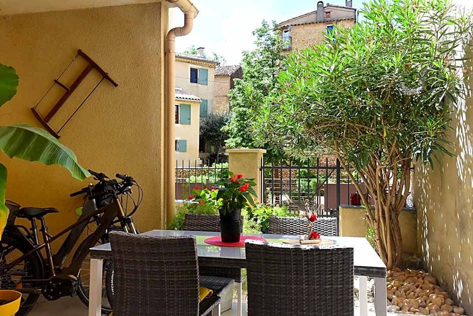L'AMARILYS chambre d'hôte au coeur du village, terrasse avec vue sur le château
