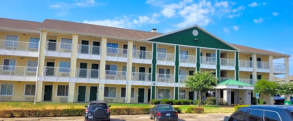 HomeTowne Studios by Red Roof Dallas - Irving