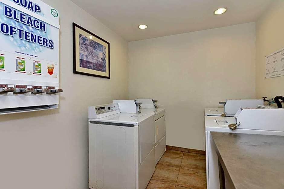 Best Western Plus Raffles Inn & Suites
