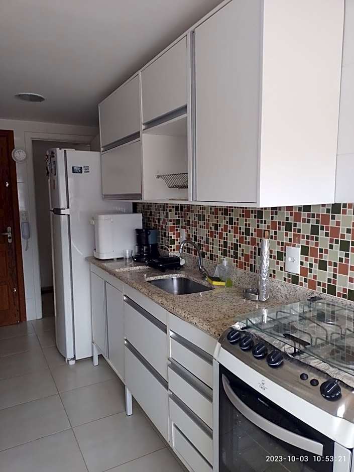 PRIME Beach e Praia do Forte a Pé e Polo Gourmet com carro no estacionamento.