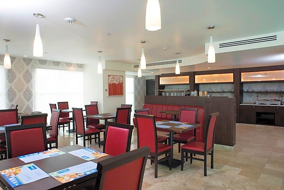 Holiday Inn Express & Suites Queretaro By IHG