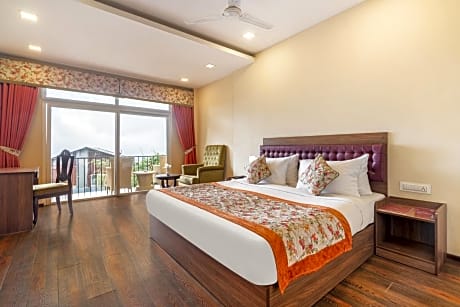 Deluxe Mountain View Room with Private Balcony