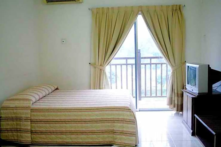 OYO HOME 90301 Suria Service Apartments @ Bukit Merak Laketown Resort