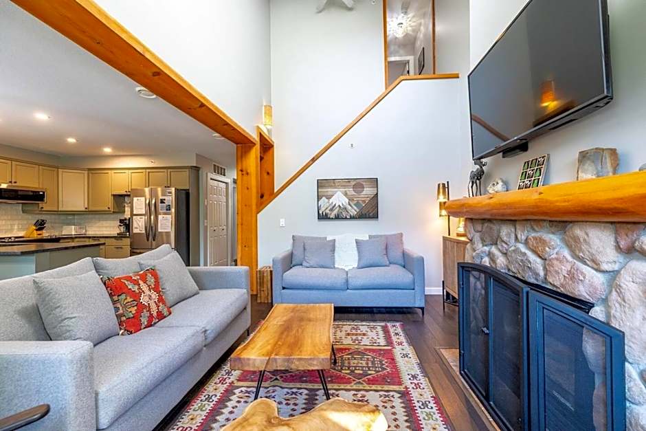 Ski In & 15 Minute Walk to the Lifts Hot Tub AC Pet Friendly
