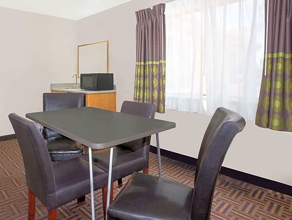 Super 8 by Wyndham Bloomfield