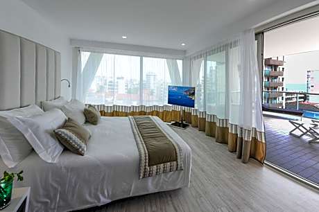 Deluxe Suite with Beach Access