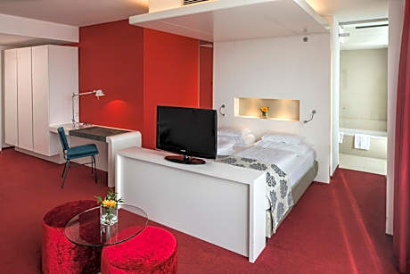 Junior Suite (with access to Rooftop Lounge)