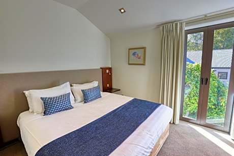 Two-Bedroom Apartment with Courtyard