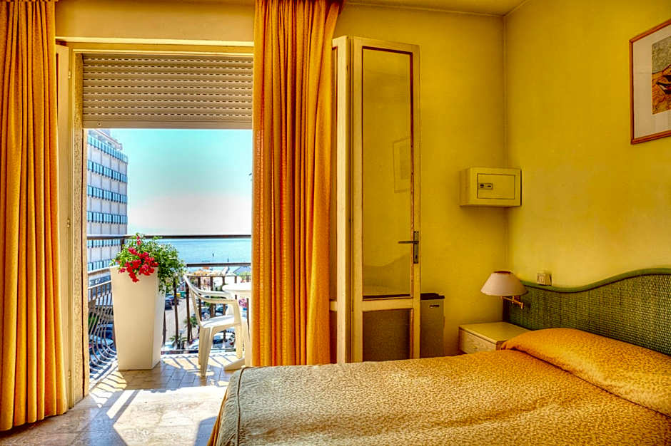 Hotel AMALFI & Restaurant Karaoke Bar