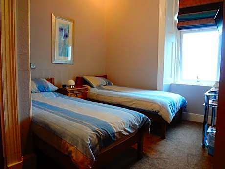 Room 4-Twin room-Standard-Ensuite with Shower