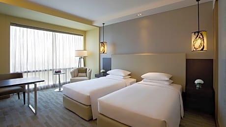 2 Twin Beds with Club Access