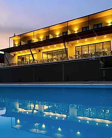 AKROTHEA suites & lounge