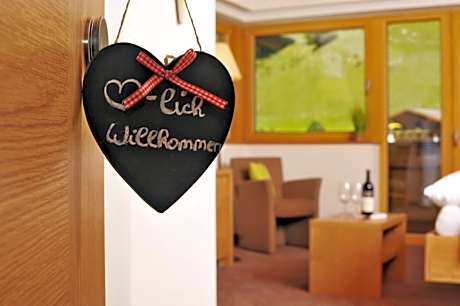 Deluxe Room (2 Adults + 1 Child)