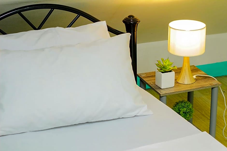 Nomads MNL Backpackers Homestay - near Airport