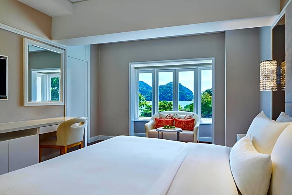 Photo 1 of 5 of 1 Bedroom 1 King Bed Suite, Ocean View