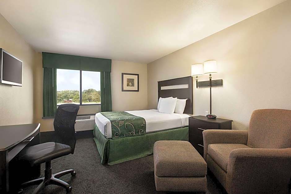 Travelodge by Wyndham Livonia