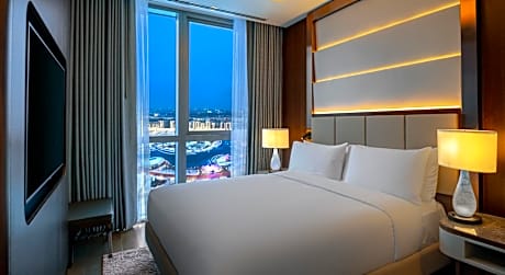 One-Bedroom Corner King Suite with Park View