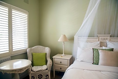 Queen Room with Garden View