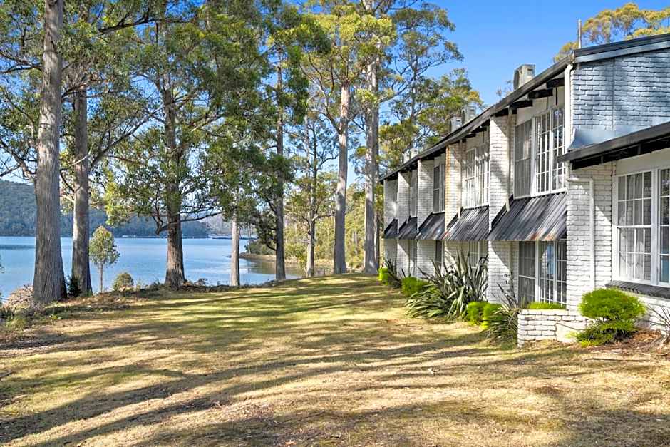 The Fox and Hounds Historic Hotel