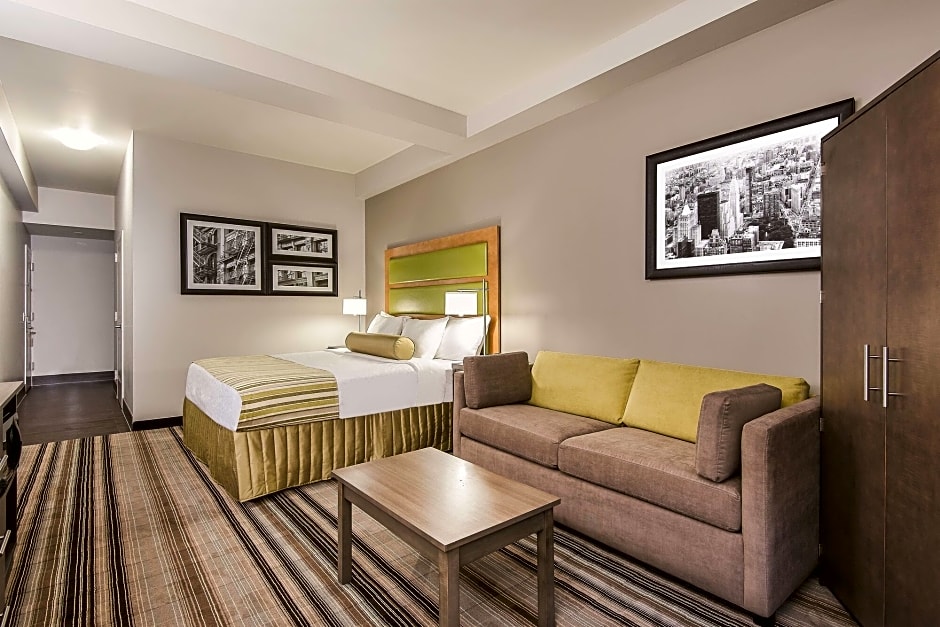 La Quinta Inn & Suites by Wyndham Brooklyn East