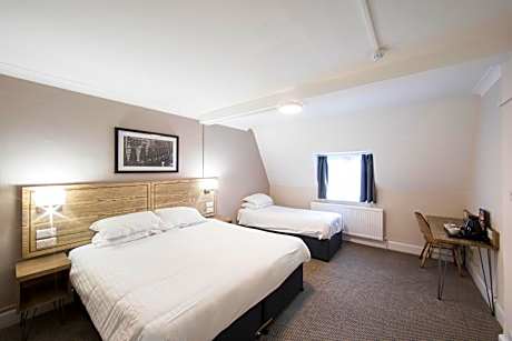 Family Room (2 Adults + 1 Child)