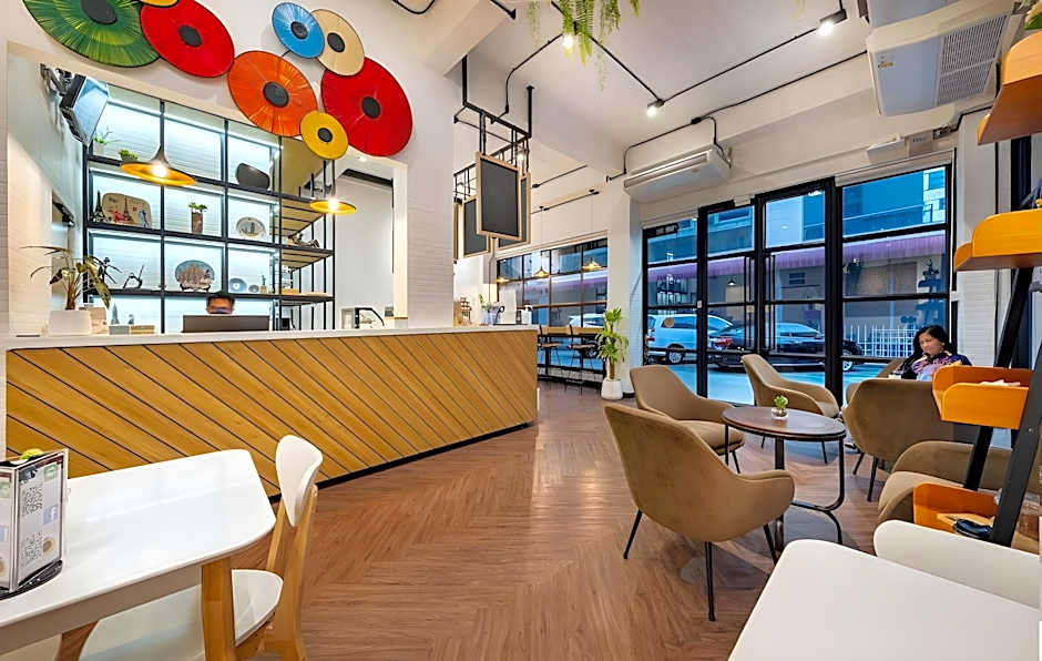 Siam Subway Hostel and Cafe