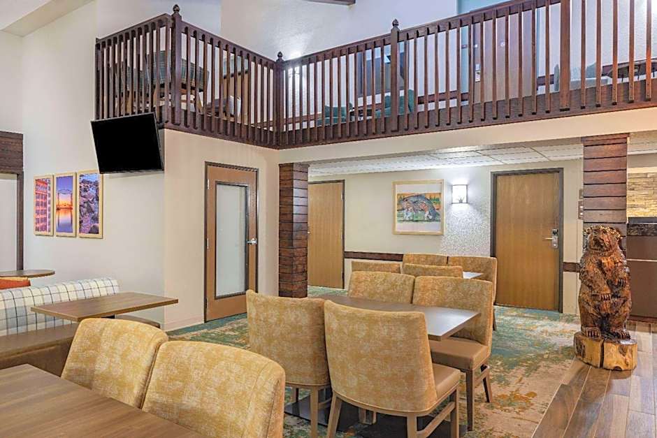 AmericInn by Wyndham Proctor Duluth Black Woods Conv Ctr