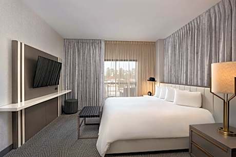 King Room with Tub - Disability Access