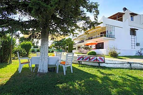 Solon and Teo Summer House in Avdira beach