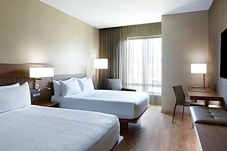 Queen Room with Two Queen Beds and Adapted Tub - Mobility Accessible