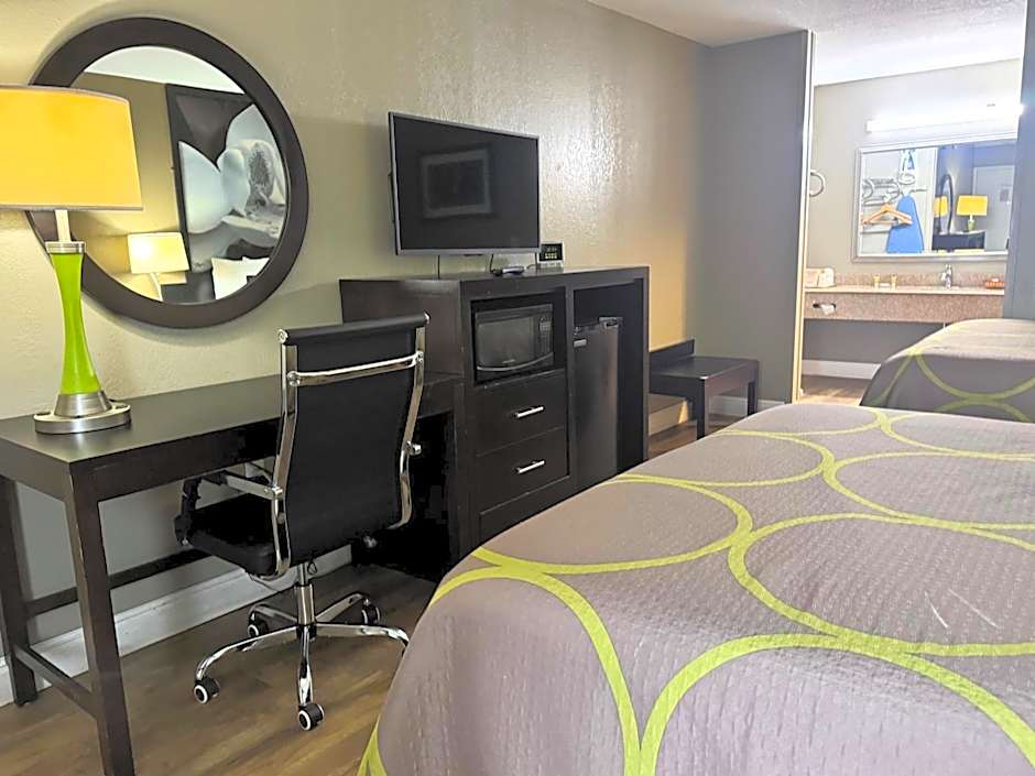 Super 8 by Wyndham Tupelo Airport
