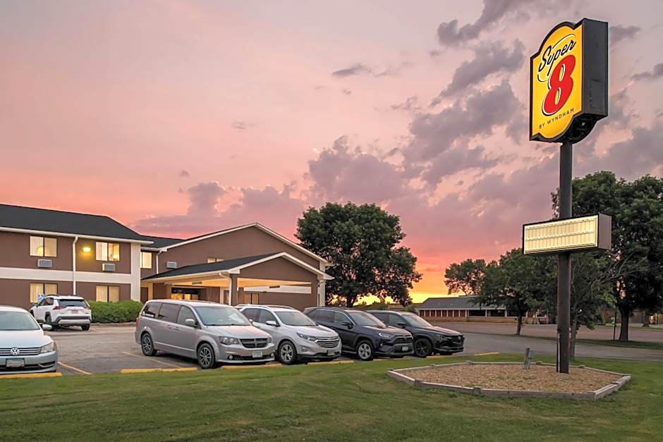 Super 8 by Wyndham Blue Earth