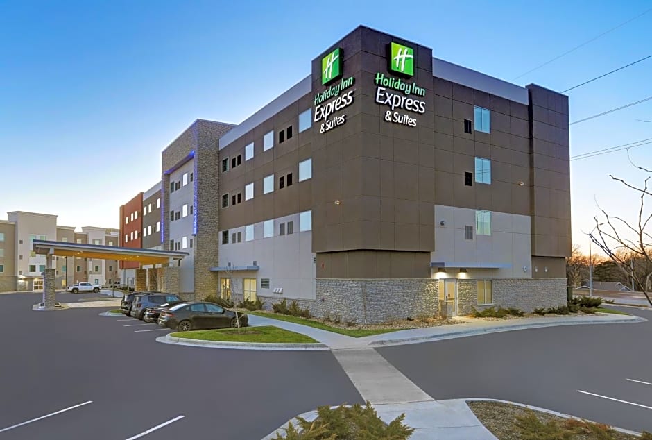 Holiday Inn Express & Suites - Lenexa - Overland Park Area