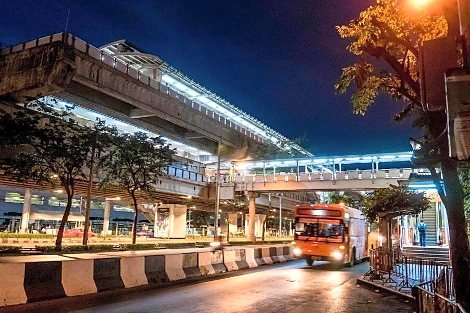 OYO 818 Suksomboon Residence