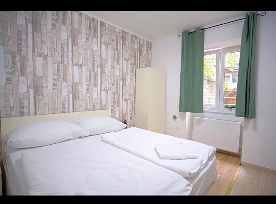 Easy Star Hotel