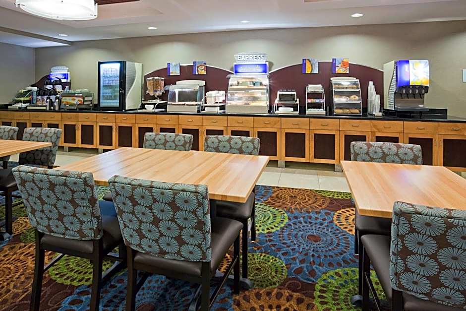 Holiday Inn Express and Suites Rochester West-Medical Center By IHG