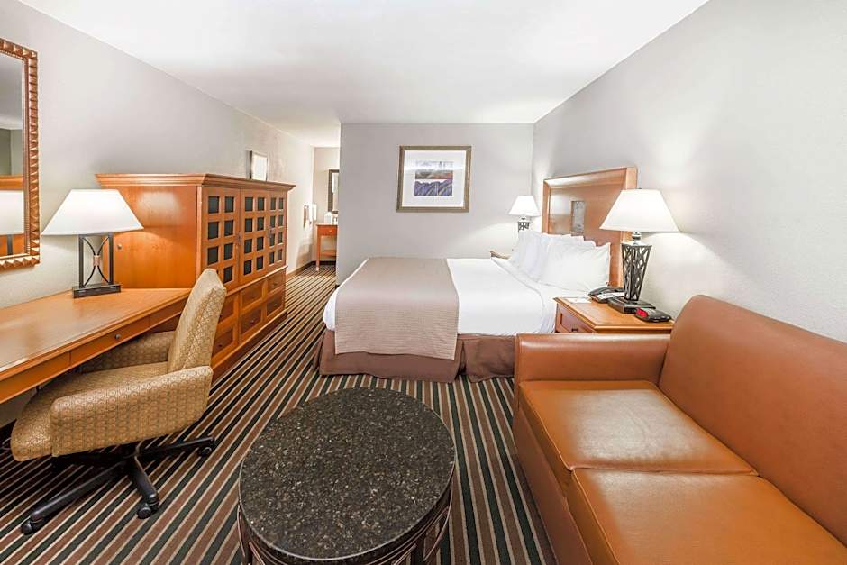 Photo 1 of 2 of 1 King Bed, Mobility Accessible, Grab Bars, Bathtub, Nonsmoking
