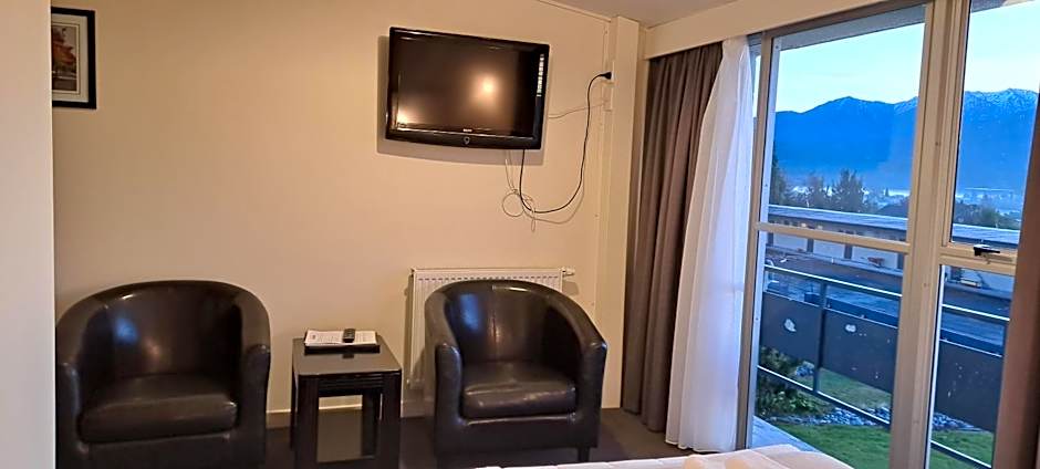 Fiordland Hotel