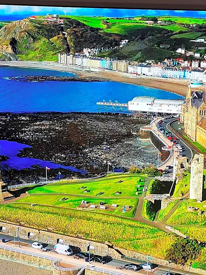 Hilltop Hideaway 2 Bed Caravan with Panoramic Town Scenery in Aberystwyth Holiday Village F8