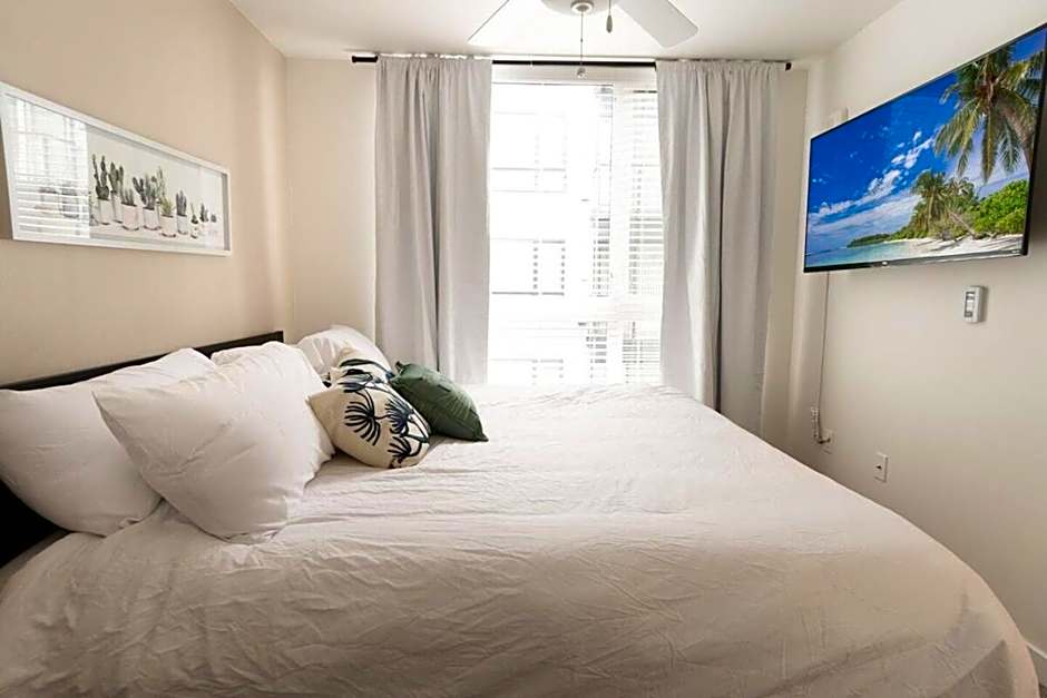 Palm Theme King Bed Paid Garage 55" 4k Smart T