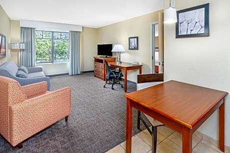 One-Bedroom Queen Suite with Two Queen Beds - Non-Smoking