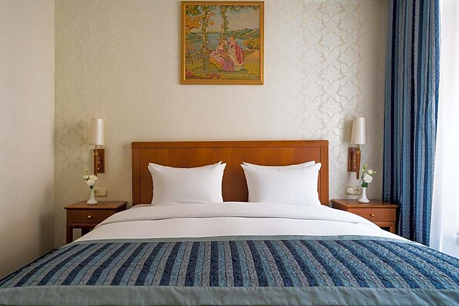 Photo 1 of 5 of Suite
